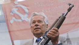 Ông Putin nhận giải thưởng mang tên ‘cha đẻ&#39; của súng trường AK