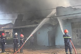 TP.HCM: Cháy lớn thiêu rụi xưởng nilon