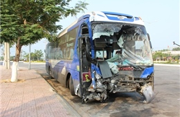 Xe khách và xe container tông trực diện, 7 người bị thương 