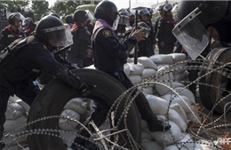 Cảnh sát Thái 'nhẹ nhàng' chiếm lại Tòa nhà Chính phủ