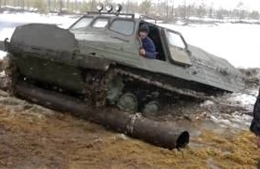 Lính Nga lái xe tăng lưỡng cư siêu đẳng