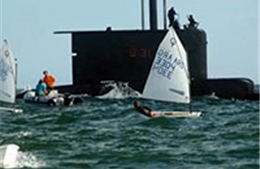 Tàu ngầm hải quân trồi lên nhầm chỗ
