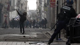 Pháp: Hàng chục nghìn người biểu tình đụng độ với cảnh sát
