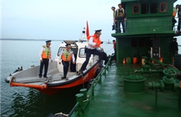 Cảnh sát biển bắt tàu chở dầu bẩn không rõ nguồn gốc
