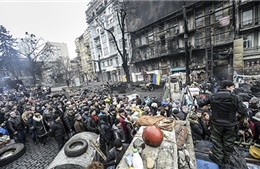 Bắt đầu phá dỡ chiến lũy tại thủ đô Ukraine