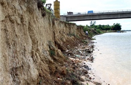 Bờ sông sạt lở 1m/ngày tại Phú Thọ