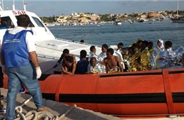 Hải quân Italy cứu hàng trăm người nhập cư châu Phi