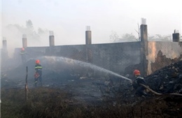 Cháy lớn kho chứa phế liệu, nhiều nhà dân ngạt vì khói