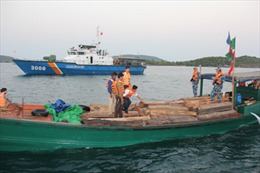 Cảnh sát biển bắt tàu Campuchia chở gỗ lậu