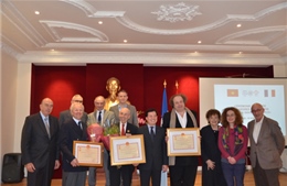 Việt Nam tặng kỷ niệm chương cho ba giáo sư, bác sĩ Pháp 