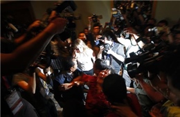 Thân nhân hành khách MH370 náo loạn buổi họp báo