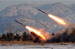 Triều Tiên phóng ồ ạt 30 tên lửa sang biển Nhật Bản