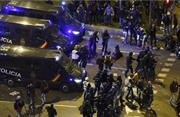 Tuần hành bùng nổ thành bạo lực tại Tây Ban Nha