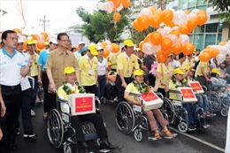 Thủ tướng đi bộ cùng trẻ khuyết tật