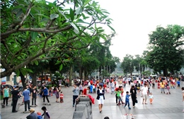 Vườn hoa Lý Thái Tổ đông nghịt người ngày Giỗ Tổ