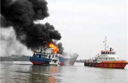 Khẩn trương điều tra vụ cháy tàu chở gạo 