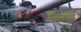 Phe ủng hộ Nga chặn xe tăng Ukraine