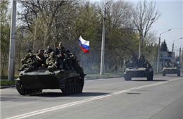 Xe bọc thép treo cờ Nga xuất hiện ở miền đông Ukraine