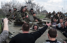 Ukraine: Người biểu tình bắt giữ nhiều xe bọc thép quân chính phủ 