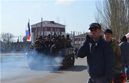 Người biểu tình &#39;cưỡi&#39; 6 xe bọc thép chiến lợi phẩm ở đông Ukraine