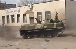 Lính Ukraine đào ngũ biểu diễn lái thiết giáp &#39;điên&#39;