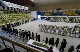 Thân nhân nạn nhân chìm phà Hàn Quốc đòi khám nghiệm tử thi