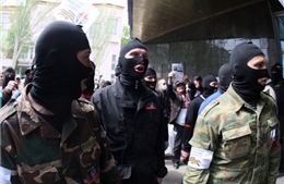 Người biểu tình tấn công tòa nhà chính quyền Đông Ukraine 