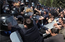 Hàng trăm người bao vây trụ sở cảnh sát Odessa