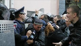 Người biểu tình Ukraine tấn công đồn cảnh sát Odessa