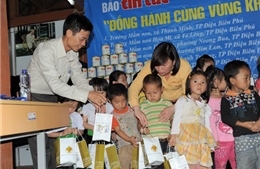 Báo Tin tức phối hợp tặng 600 suất quà tại Điện Biên 