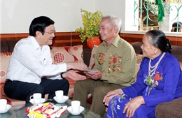 Chủ tịch nước thăm các gia đình chiến sĩ Điện Biên 