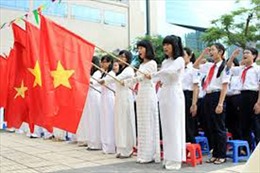 Học sinh phải hát quốc ca tại lễ chào cờ