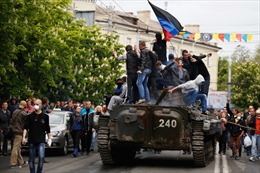 Dân thường Mariupol tay không chặn xe bọc thép Ukraine