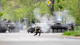 Vệ binh Ukraine nã súng phóng lựu vào cảnh sát Mariupol