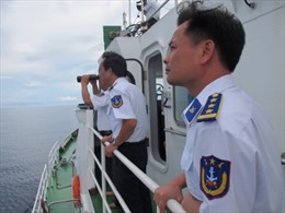 Tặng 300 triệu đồng cho Cảnh sát biển và kiểm ngư Việt Nam