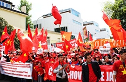 Hơn 2.000 người Việt tại Séc biểu tình phản đối Trung Quốc