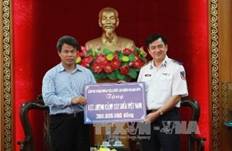 Trao quà cho lực lượng kiểm ngư và cảnh sát biển