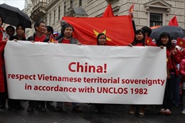 Người Việt biểu tình rầm rộ tại Vienna phản đối Trung Quốc