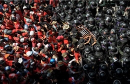 Binh sĩ Thái Lan bao vây cuộc biểu tình của phe &#39;Áo Đỏ&#39; 