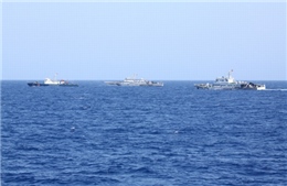 Trung Quốc tăng cường tàu quanh giàn khoan trái phép