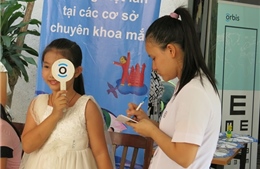 Hơn 250 trẻ em khó khăn được khám sàng lọc các bệnh về mắt
