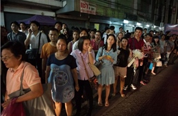 Dân Bangkok vội vã về nhà tránh lệnh giới nghiêm