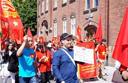 Người Việt &#39;nhuộm đỏ&#39; quảng trường Triangeln, Thụy Điển