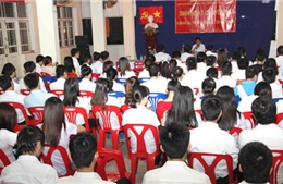 Sinh viên Việt Nam tại Lào hướng về biển đảo thân yêu