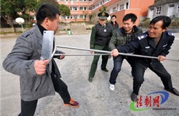 Cảnh sát Trung Quốc bắn chết kẻ chém người trên phố 