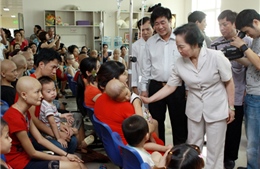 Phó Chủ tịch nước Nguyễn Thị Doan thăm và tặng quà trẻ em ung thư