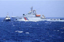35 tàu cá vỏ sắt Trung Quốc uy hiếp tàu cá Việt Nam 