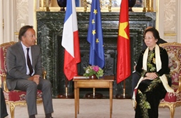 Phó Chủ tịch nước Nguyễn Thị Doan gặp Chủ tịch Thượng viện Pháp