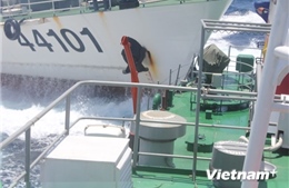 Tàu Trung Quốc hung hãn húc thủng tàu Cảnh sát biển