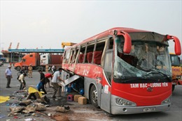 Xe container đâm ngang xe khách Hoàng Long, 40 người bị thương